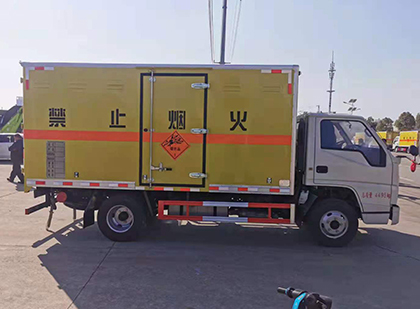 康定爆破器材运输车工人安全操作规范与智能技术保障